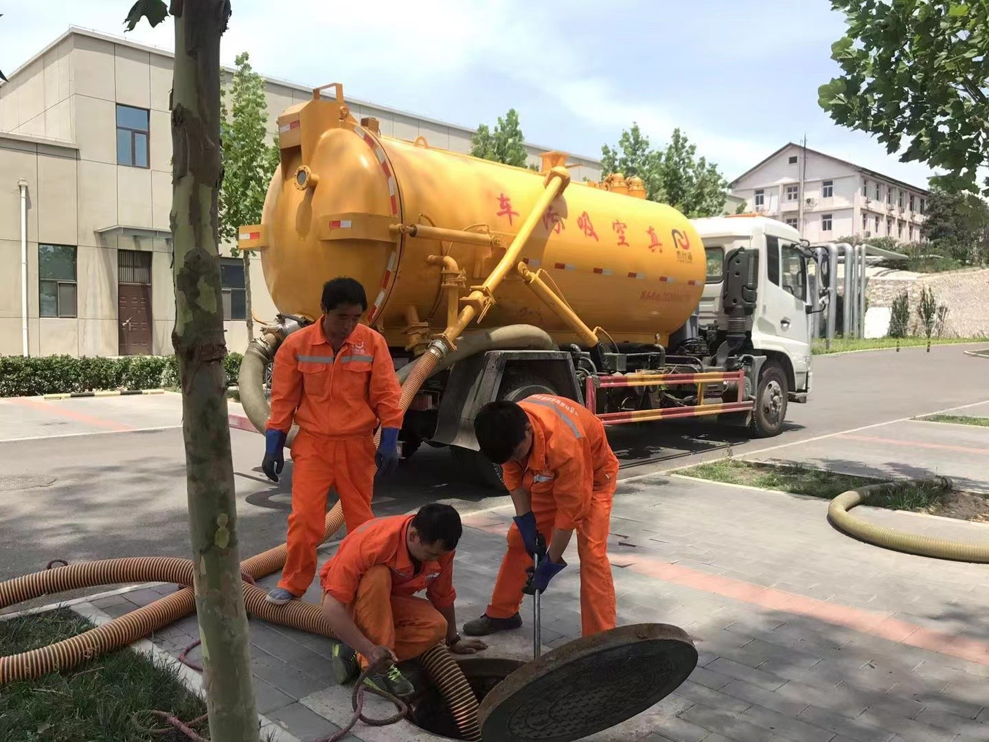 达川管道疏通车停在窨井附近