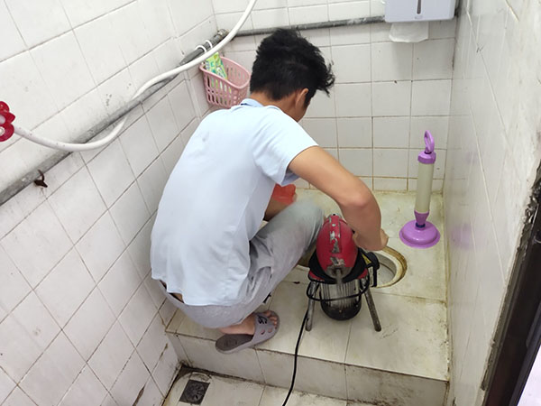 达川肥皂掉到马桶里把马桶堵住了怎么办？马桶堵住了怎么办