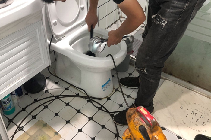 达川马桶堵塞自己疏通还是找师傅?专业上门服务让你省时更省心